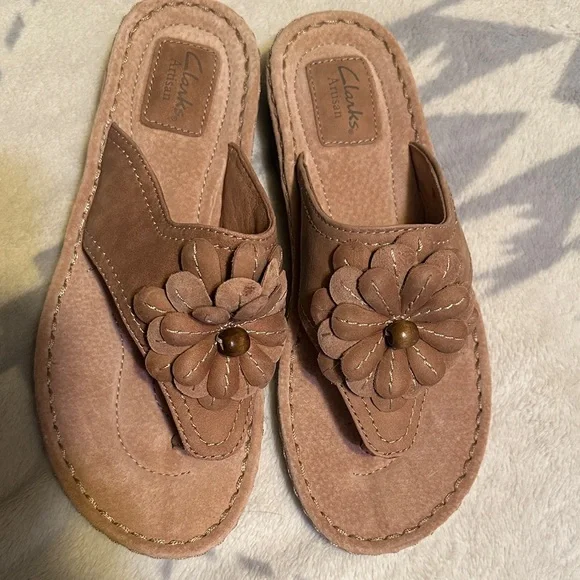 Clarks Women's Brown Leather Slip on Floral Sandals size 8.5 - Picture 1 of 6